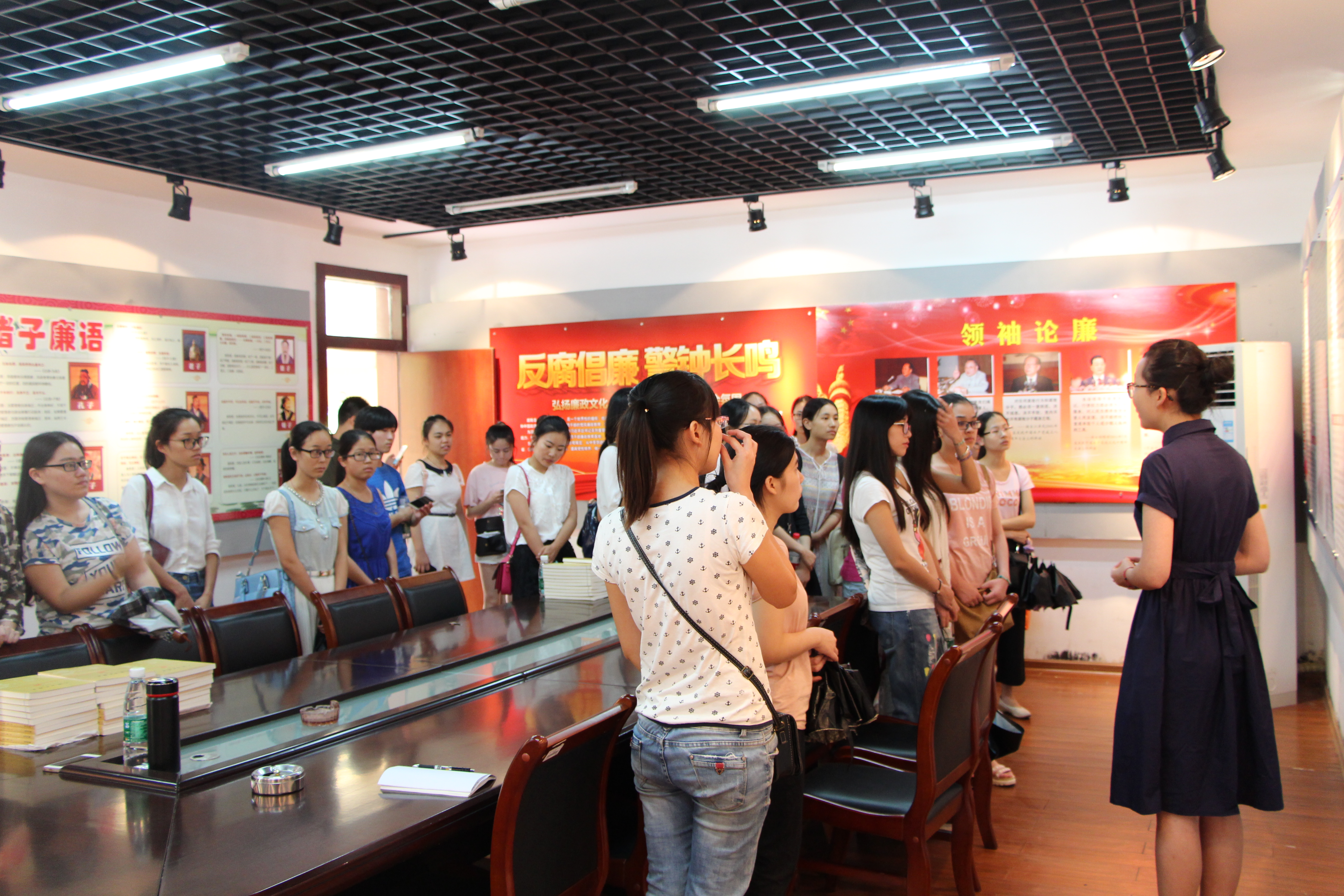 参观反腐倡廉展厅