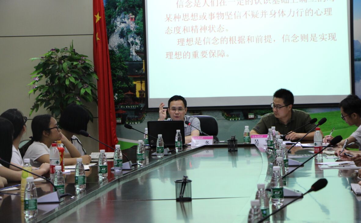 校纪委负责人为毕业生党员上廉洁党课